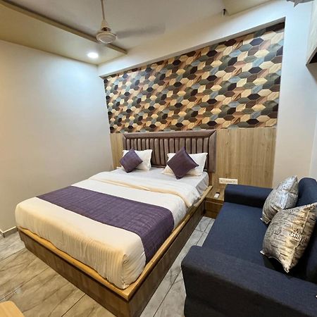 Hotel Alpine Ахмедабад Экстерьер фото
