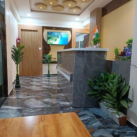 Hotel Alpine Ахмедабад Экстерьер фото