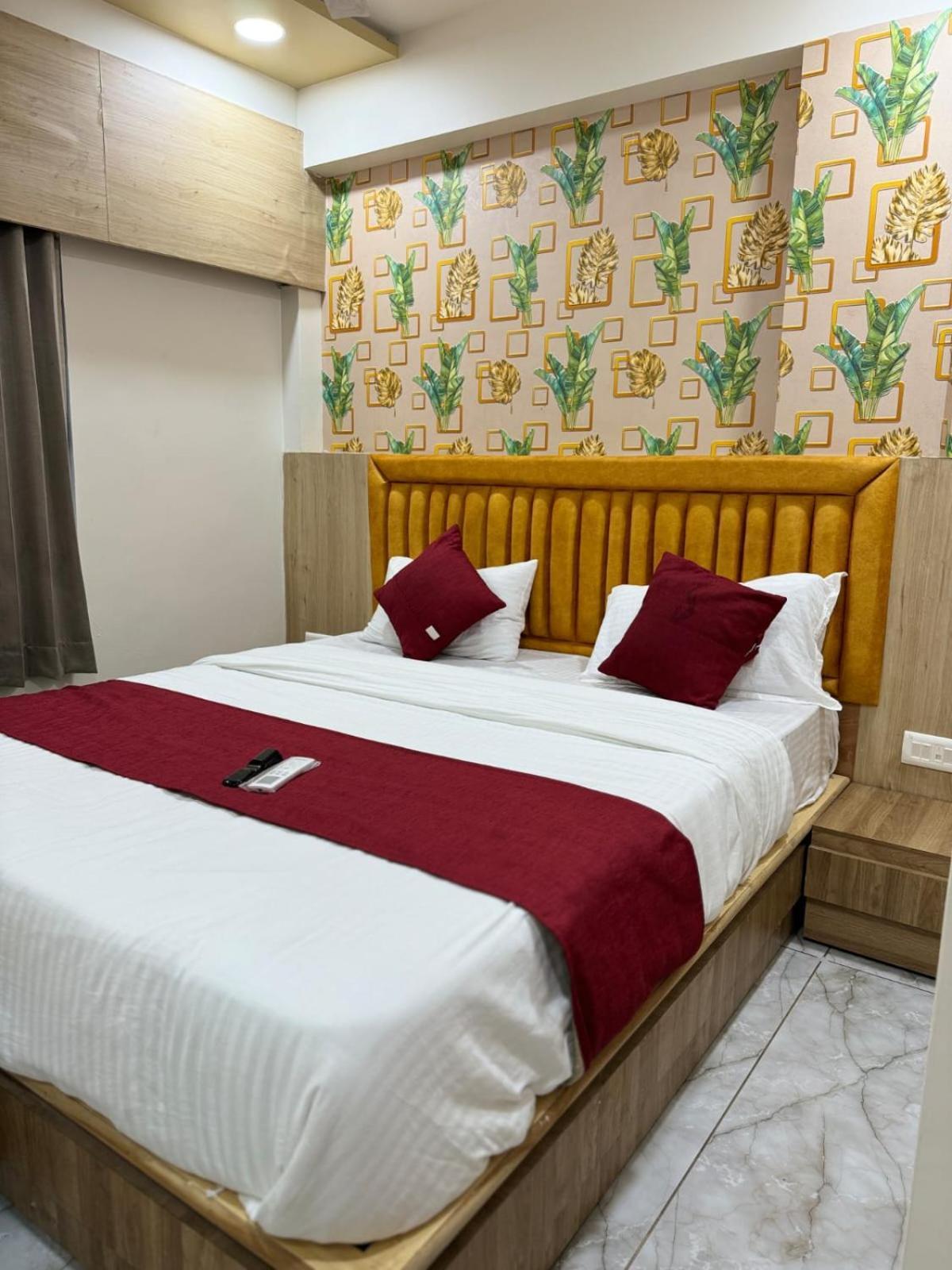 Hotel Alpine Ахмедабад Экстерьер фото